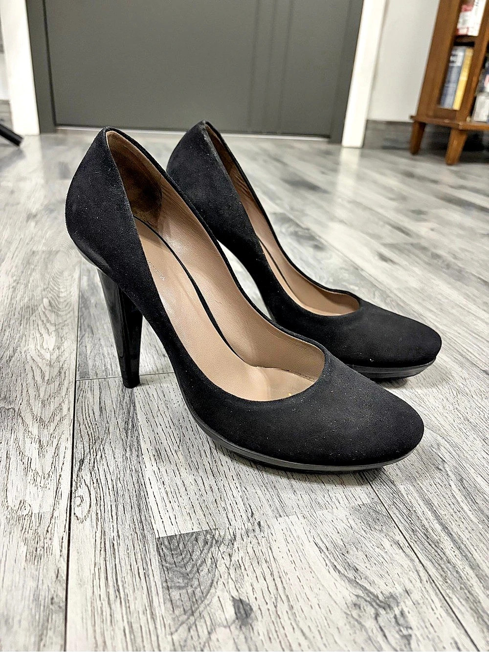 Bottega Veneta Pointed Toe Pumps in Black EU 40